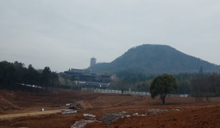 假山摩崖石刻現(xiàn)場(chǎng)圖 假山摩崖石刻現(xiàn)場(chǎng)圖